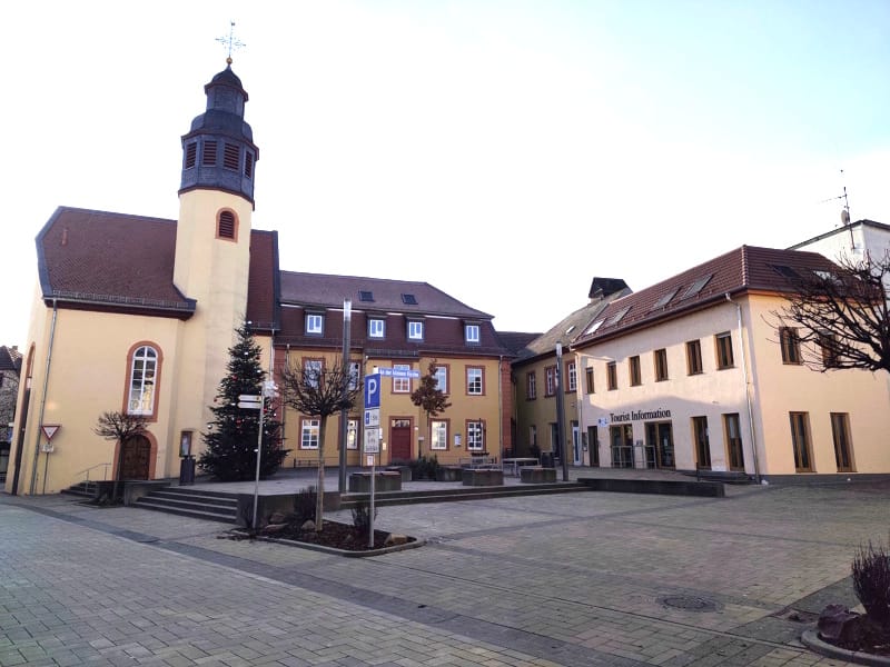 Platz an der kleinen Kirche in Osthofen