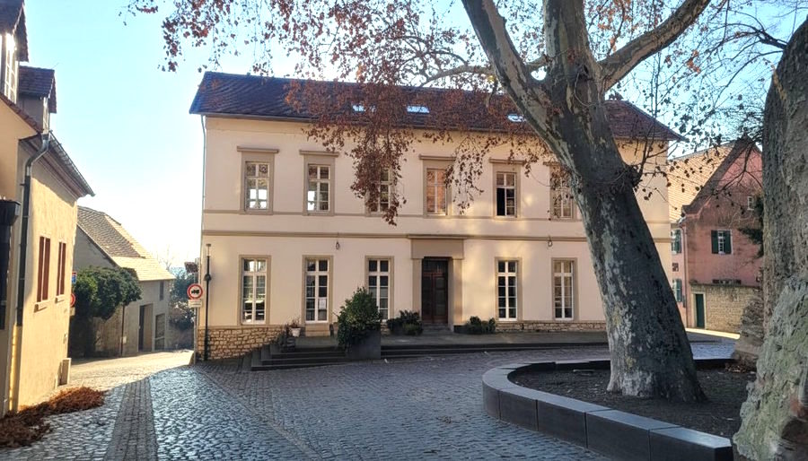 Ortskern mit Natursteinhäusern und altem Platanenbaum